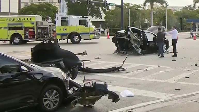 Tesla κόπηκε στη μέση έπειτα από πρόσκρουση με GT-R